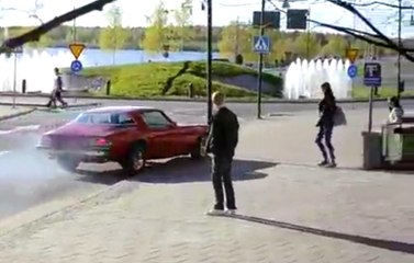 Patinaj Çekerken Aydınlatma Direğine Çarptı