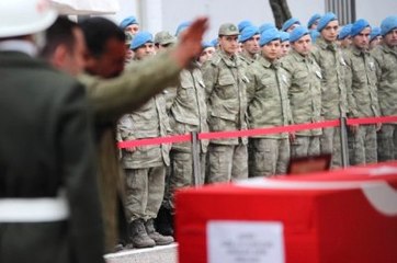 Şehidin Ailesi, Tabuta Sarılarak Kürtçe Ağıt Yaktı