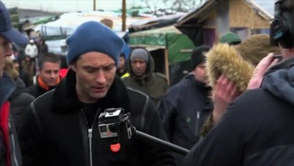 Jude Law dans la "jungle" de Calais pour soutenir les migrants