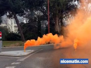 Les pompiers manifestent devant la préfecture de Nice