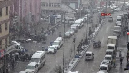 Hakkari'de Güneşli Günlerin Ardından Kar Yağışı