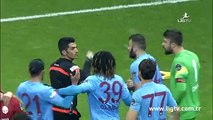 En Turquie, un footballeur met un carton rouge à l'arbitre...