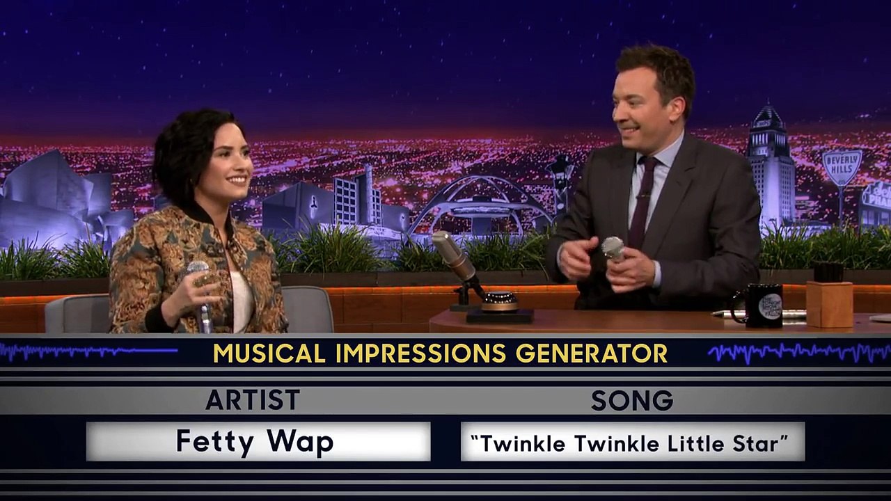 Demi Lovato imite Christina Aguilera