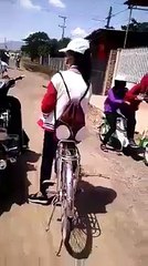 Cowok ini menghajar cewek sampai babak belur