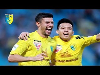 Pha đá phạt hoàn hảo trên sân Cẩm Phả | T&T