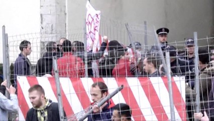 Report TV - Protestuesit sjellin rrethimin e hekurave te bashkia