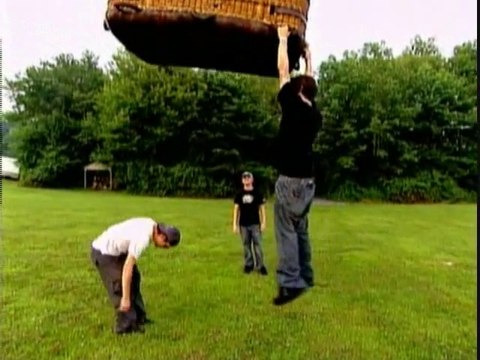 Bam Margera s'accroche à main nue à un ballon dirigeable qui s'envolle... Dangereux!