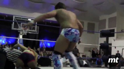 El luchador Joey Ryan pide matrimonio en plena lucha