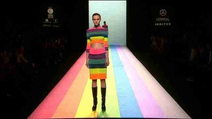 María Escoté sube a la pasarela un mundo de fantasía y color