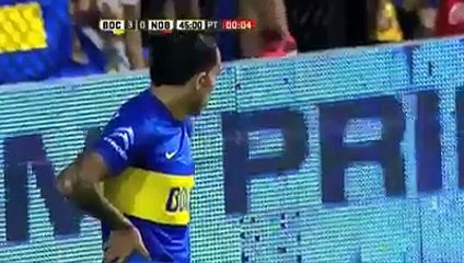 Foot : Carlos Tevez fracasse la mâchoire d'un gardien !