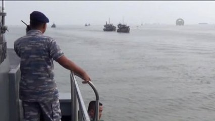 Endonezya'da Kaçak Avlanan Balıkçı Gemileri Batırıldı