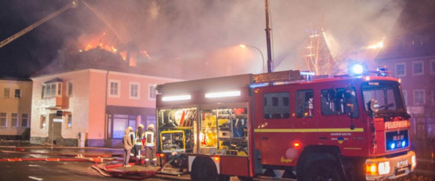 Se quema un hotel para refugiados y algunos lo celebran