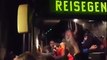 Allemagne : des manifestants hostiles s'en prennent à un bus de réfugiés