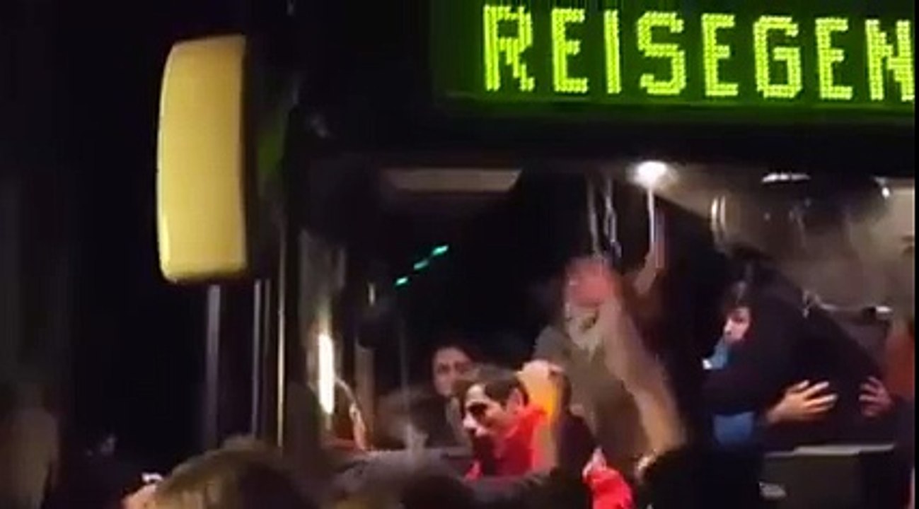 Allemagne : des manifestants hostiles s'en prennent à un bus de réfugiés