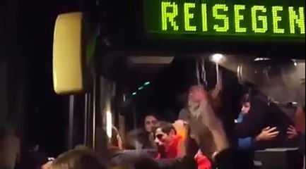 Tải video: Allemagne : des manifestants hostiles s'en prennent à un bus de réfugiés