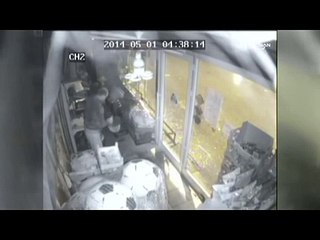 Şaşkın hırsız süpürgenin sapıyla markete girdi