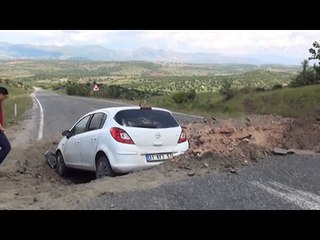 PKK'lılar, bu defa da kepçeyle hendek kazarak yol 'kesti'