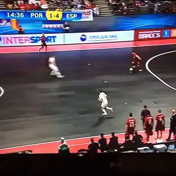 Ricardinho scores another amazing goal in futsal against Spain (Latest Sport)