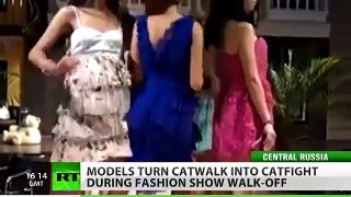 Shocking Cat Fight of Models During Ramp Walk