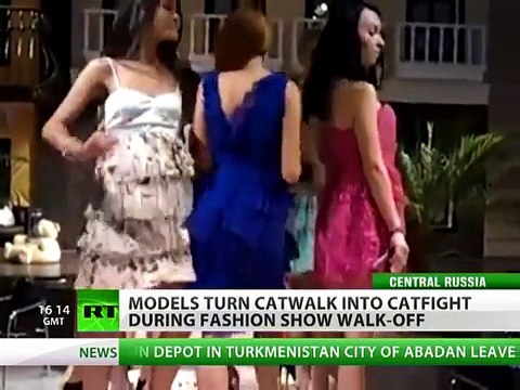Shocking Cat Fight of Models During Ramp Walk