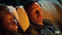 The Walking Dead 6x10 Rick & Michonne kissing and sleeping together