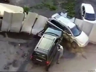 Жена уничтожила джип своего мужа !