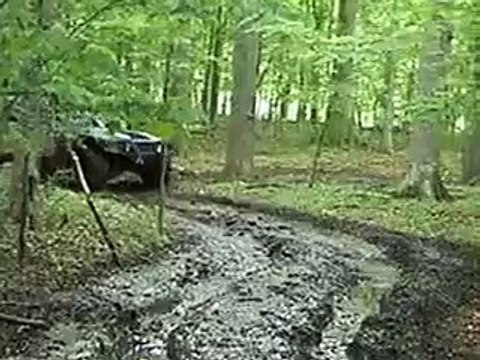Внедорожники Хаммер преодолевают убитые лесные дороги!