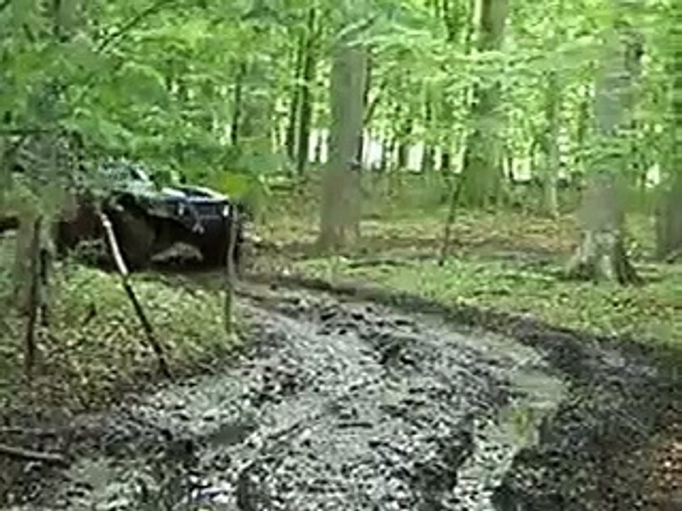 Внедорожники Хаммер преодолевают убитые лесные дороги!