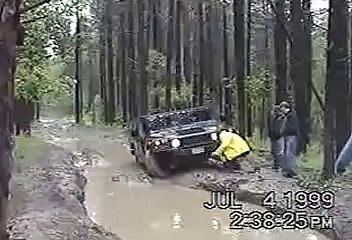 Внедорожник Хаммер не справился с бездорожьем в лесу !