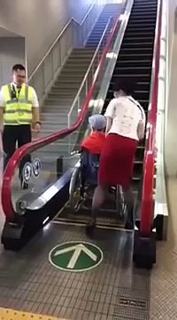 Au Japon, les fauteuils roulants utilisent les escalators comme les piétons