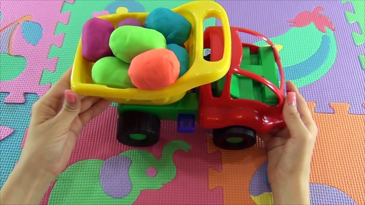 Chupa Chups Surprise Eggs en français. Déballage des oeufs surprise. Masha et lOurs dans Play Doh
