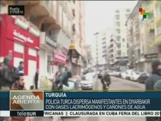 Policía turca dispersa por la fuerza marcha contra el toque de queda