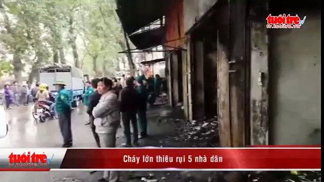 Cháy lớn thiêu rụi 5 nhà dân