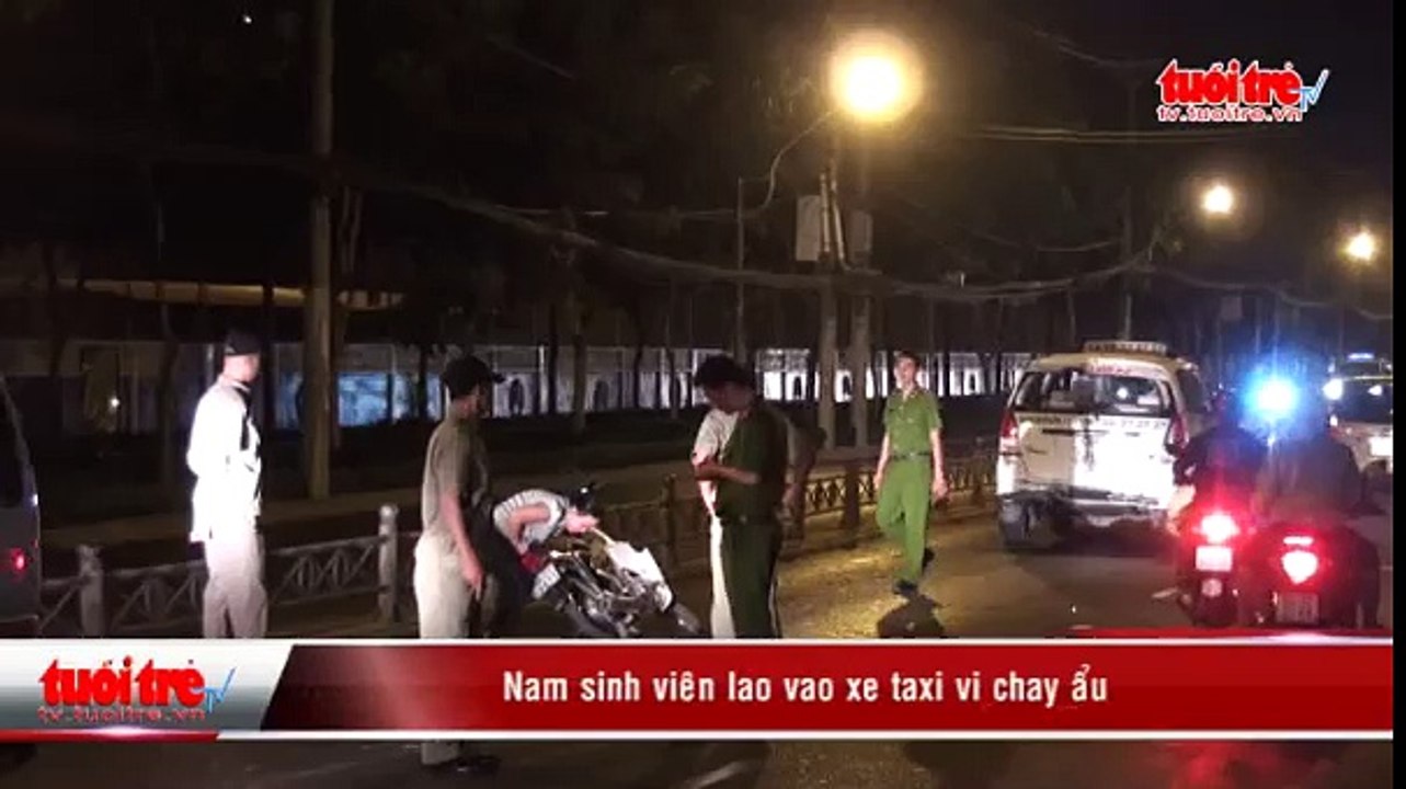 Nam sinh viên lao vào xe taxi vì chạy ẩu
