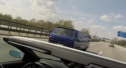 Un véhicule utilitaire met la raclée à une BMW M3 sur l'autoroute