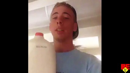 Le Da Con La Botella De Leche (720p)