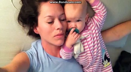 Видео с малышкой, которая мешала спать своей маме, покорило соцсети