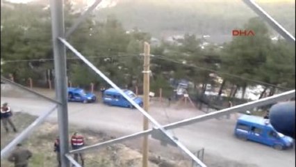 Soma'da İşten Çıkartılan Madenciler Yüksek Gerilim Direğine Çıktı