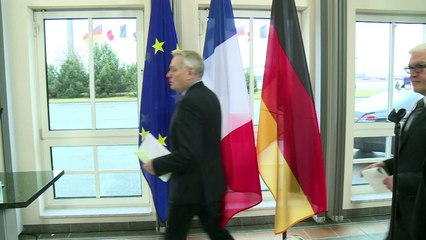 Réfugiés: Ayrault salue le "courage" du "peuple allemand"
