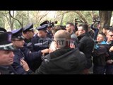 Report TV - Dëmet në fasadën e Bashkisë dhe te liqeni, policia nis hetimet