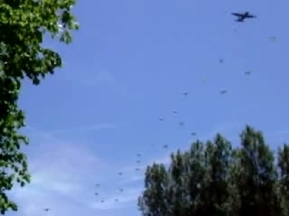 PARACHUTAGE "LA FIERE" STE MERE EGLISE (02.06.07) 2eme part.