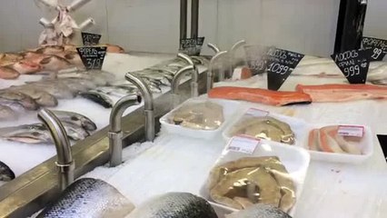 Как хранят рыбу в гипермаркете OK