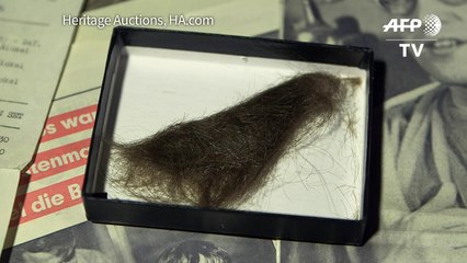 Une mèche de cheveux de John Lennon vendue 35,000 dollars