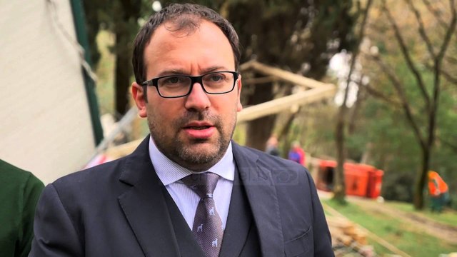 Opozita mbyll protestën, tela rrethues në derën e bashkisë - Top Channel Albania - News - Lajme