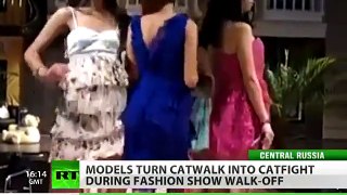 Shocking Cat Fight of Models During Ramp Walk