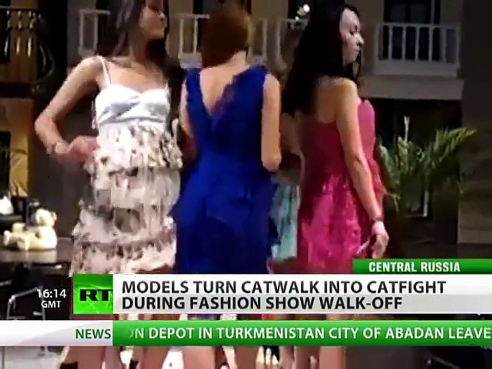 Shocking Cat Fight of Models During Ramp Walk