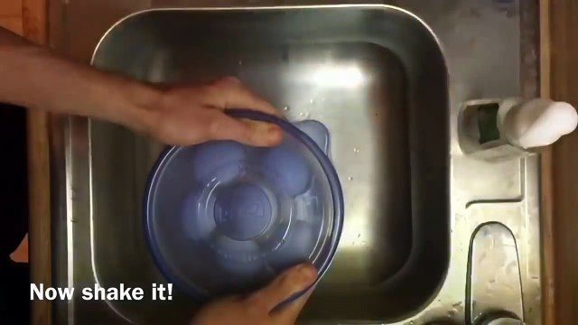 Как быстро и просто очистить вареные яйца за несколько секунд