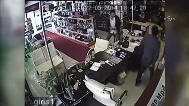 Veresiye gizli kamera almak isteyen sahte polis suçüstü yakalandı