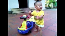 Cho con chơi xe lắc và cái kết bất ngờ - funny kids