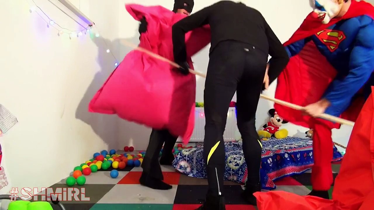 BATMAN v SUPERMAN - Real Life Superhero Battle! Death Match Fight